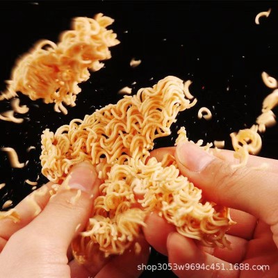 魔法士干脆面整箱捏碎脆零食大礼包小吃魔法师充饥干吃面休闲食品图2