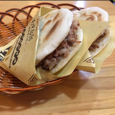 厂家批发手工白吉馍饼胚摆摊配套陕西腊汁肉夹馍陕西羊肉泡馍饼粒图2